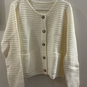 NWOT Women’s White Knit Cardigan Gold Buttons Pockets Size L Quiet Luxury